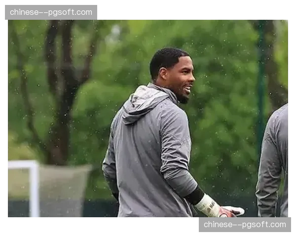 迈尼昂因背伤退出法国队集训，将缺席俱乐部未来两周比赛