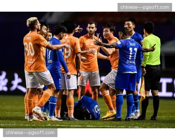 通讯：保级战火药味十足，半场未结束已出现五张黄牌